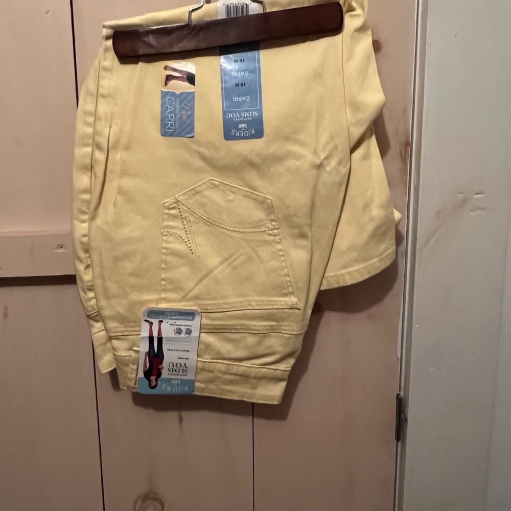 Lee Rider Capris in yellow 16